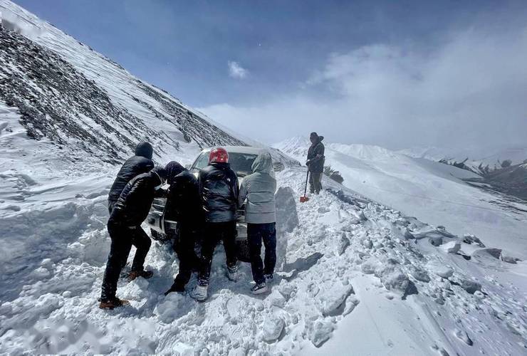 自驾穿越雪山时翻车,自驾穿越雪山时翻车视频